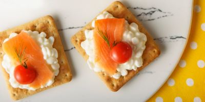 snack cream cracker me turi kai tomatinia