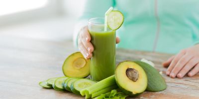 gynaika pou pinei smoothie laxanikwn avocado agouri seleri