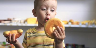 agoraki pou krataei xaroumeno donut kai krouasan