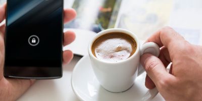 flitsani ellhnikou kafe kai smartphone